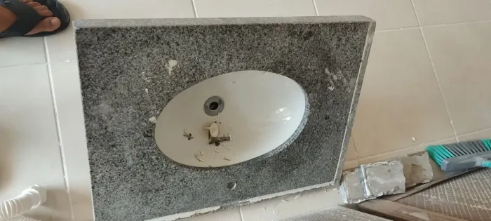 bancada em granito com cuba de embutir e frontão.