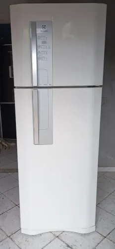 Vendo geladeira Electrolux duplex Frost Free funcionando perfeitamente.