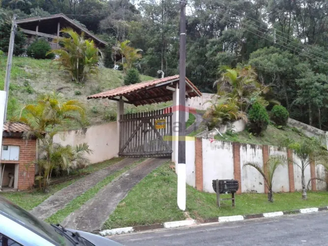 Casa aconchegante em meio a Serra da Cantareira, no loteamento Pq Suíça com 120m de área ú