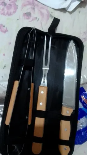 Vendo kit churrasco com 3 pcs no estojo q inclui pegador,um garfo trinchante e uma faca