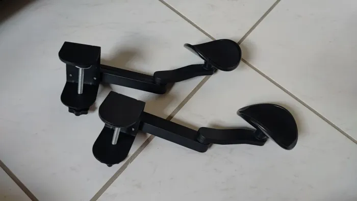Apoio de braço articulado com clamp (morsa) para escritório