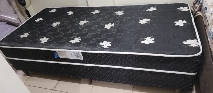 Vendo cama box solteiro por R$ 250,00