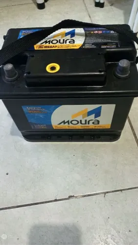 Bateria de carro marca Moura