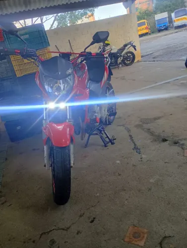 CB 300 moto zerada passando para pegar uma menor