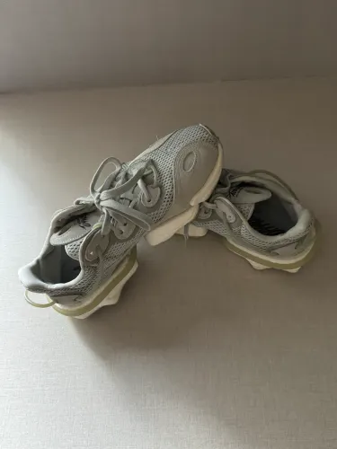 Tênis Adidas Torsion X original na cor cinza, número 40.