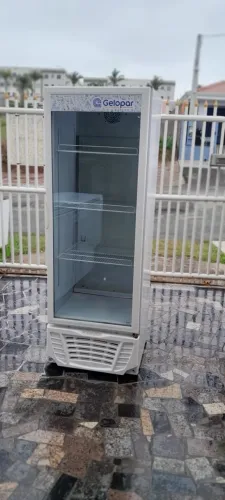 Expositor de bebidas Geladeira expositora Gptu 414 litros usada