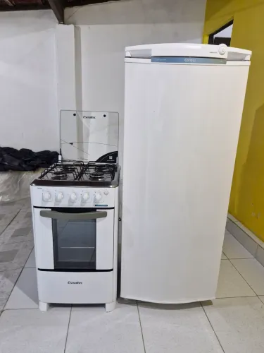 Geladeira gelo seco + fogão de 4 bocas, funcionando normalmente