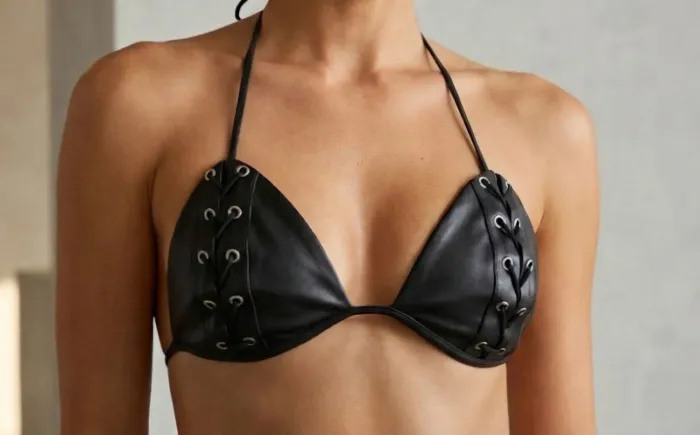 Top preto em corino