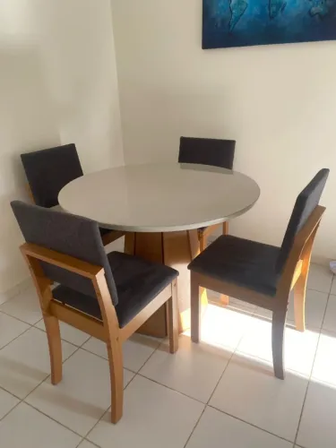 mesa de jantar com cadeiras