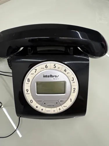 Aparelho telefone retrô com fio
