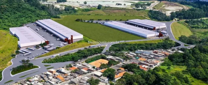 Galpão Comercial para Locação em Perus-SP: 1 Sala, 2 Banheiros, 6 Vagas de Garagem, 1.648,