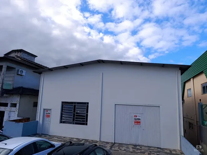 Galpão com 177 m² com 2 banheiros