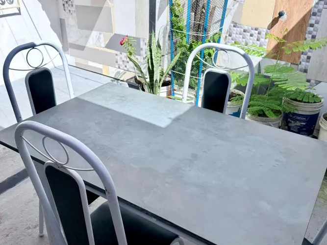 Conjunto Mesa de Granito com 4 Cadeiras + Capas de Brinde!