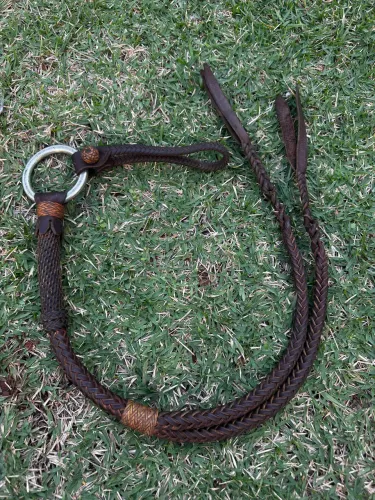 Rei em argola corneta trançado no meio curtume