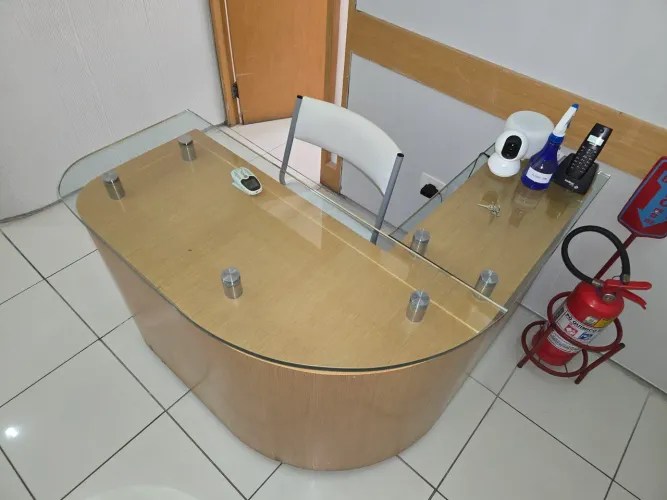 Mesa para recepção com tampo de vidro