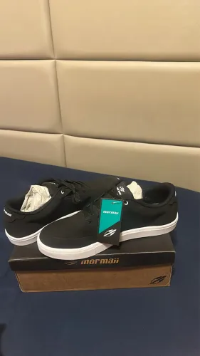 Vendo tênis da marca Mormaii, modelo casual/esportivo preto com solado branco.