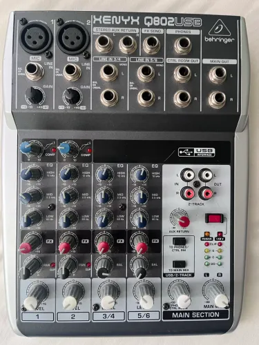 Mesa de som Behringer Xenyx Q802USB