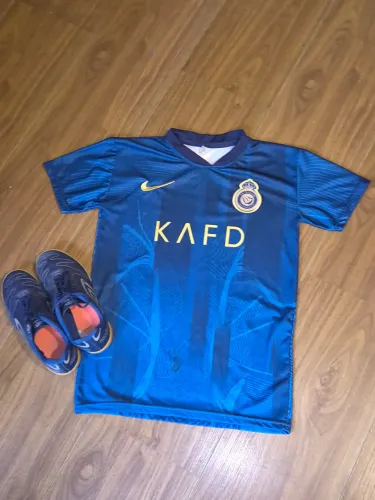 Camiseta do Al Nassr e chuteira da Umbro