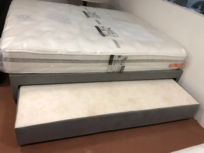 Base box casal com cama auxiliar e colchão de molas ensacadas