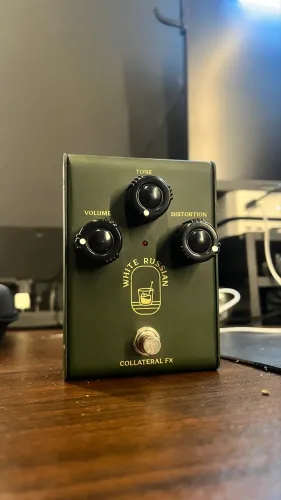 Pedal de Fuzz White Russian Collateral FX