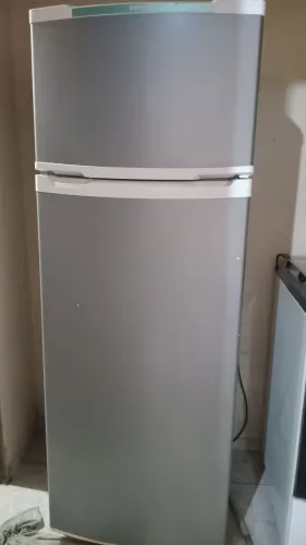 Vendo Geladeira consul 336 litros em ótimo estado.