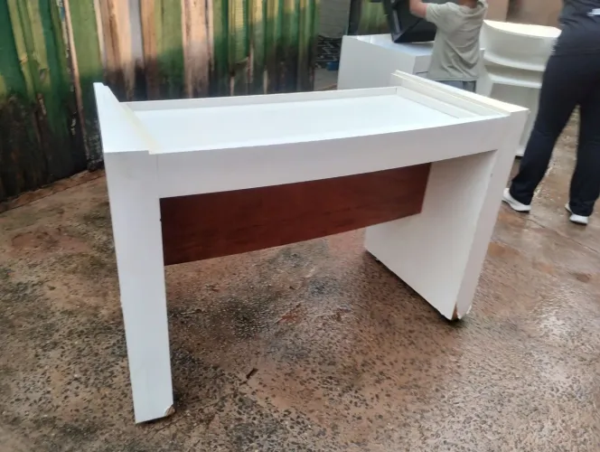 Vendo mesa com tampão de vidro e gaveta expositora para venda de jóias