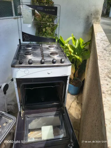 Vendo fogão 4 bocas Continental.Valor 150,00 reais+ base p/fogão com 4 rodas.