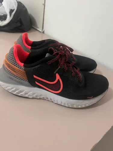 Tênis Nike feminino - TAM. 38