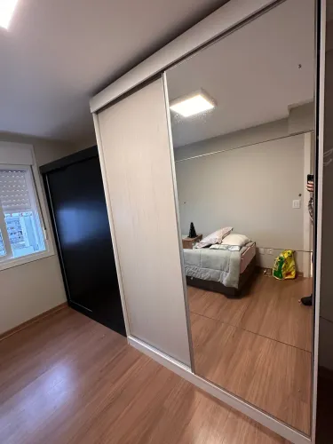 Roupeiro com portas de correr, espelho, gavetas e ótimo espaço interno