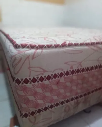 Vende-se Cama de casal, precisa ser lavada. Valor R$ 450 aceito proposta *