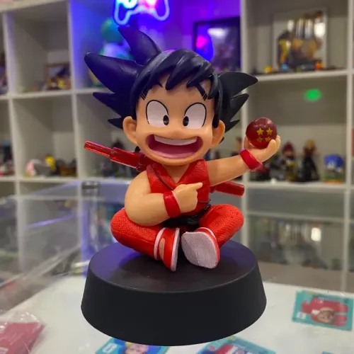 Action Figure Goku segurando a esfera de 4 estrelas