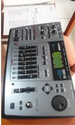 Gravador pedaleira Roland Profissional na caixa
