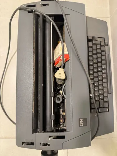 Máquina de escrever Elétrica IBM