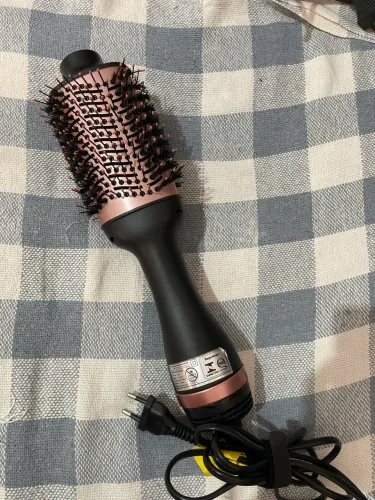 Escova elétrica para cabelo.