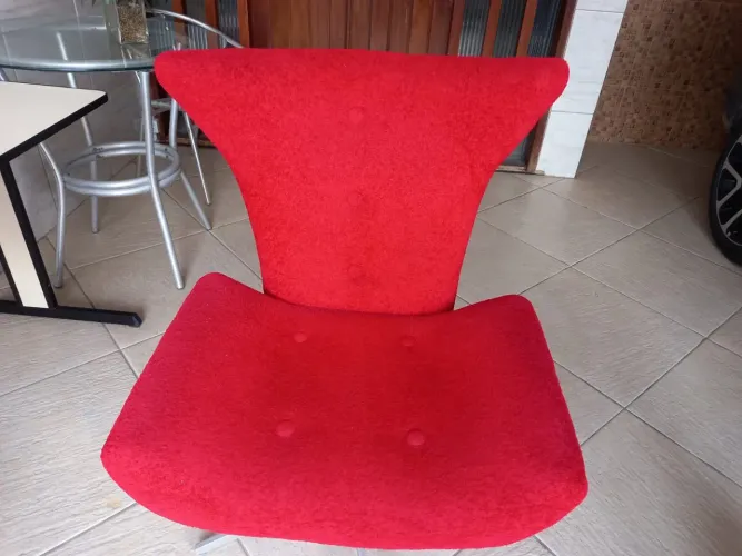 Cadeira poltrona de sala quarto conservada vermelha 