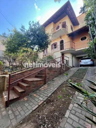 Casa com Amplo Terreno e Quintal à Venda | 3 Quartos | Rua Tranquila | Belo Horizonte