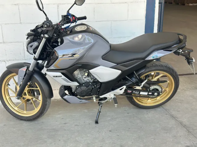 Vendo uma moto top