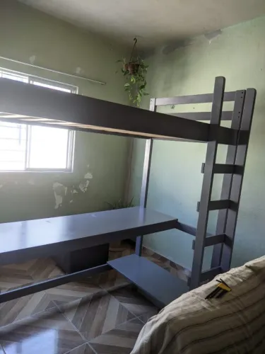 Cama suspensa com escrivaninha Tok&Stok