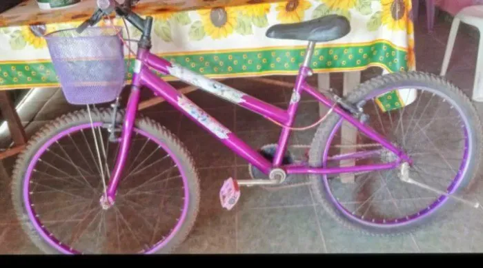 Vende -se está bicicleta no valor de R$ 400 reais está bem conservada.