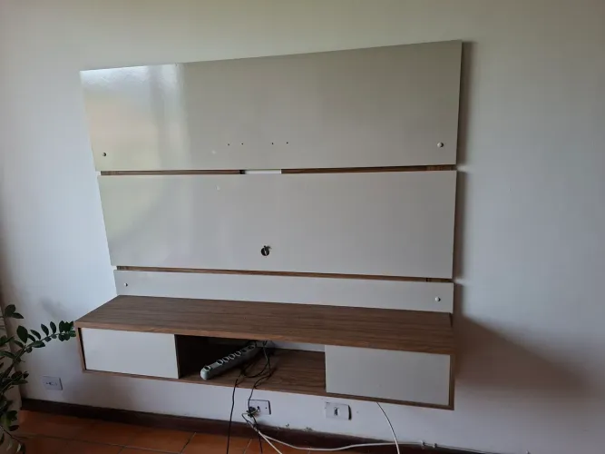 PAINEL DE TV SUSPENSO OFF WHITE E AMADEIRADO ,  PARA TV ATE 60 POLEGADAS