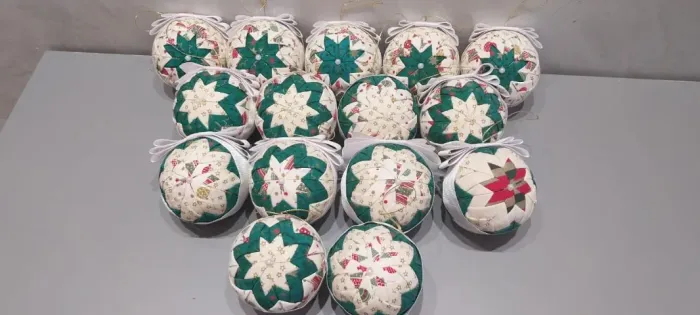 15 bolas de Natal verdes em Patchwork - 8cm de diâmetro