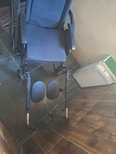 Cadeira de rodas com encosto reclinável e apoio de panturrilha . Zap *