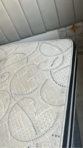 Vendo cama King com baú