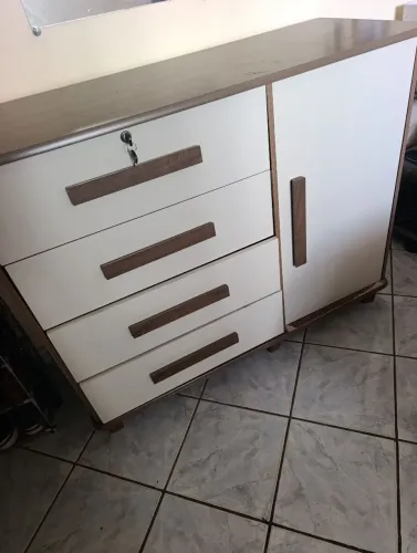 Cômoda com 4 gavetas e armário na lateral