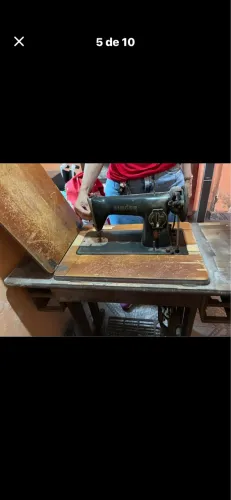 Máquina de Costura Antiga Singer com Pedal e Gabinete 