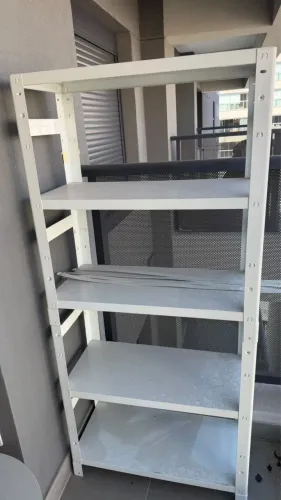 Estante de metal