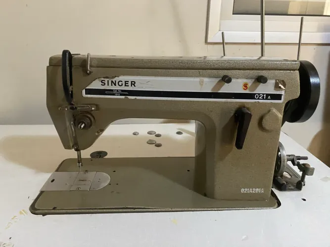 Máquina de bordar industrial Singer 021A