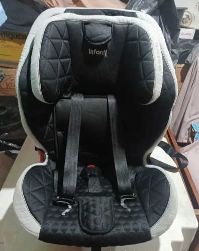 Vendo cadeirinha infantil para transporte de criança no carro.