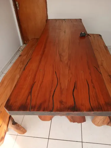 Mesa de madeira bruta