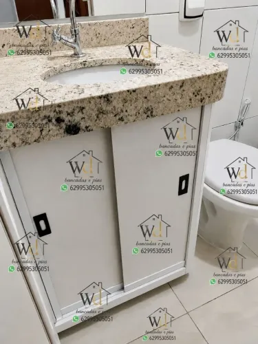 Banheiro moderno com armário em porcelanato sob medida